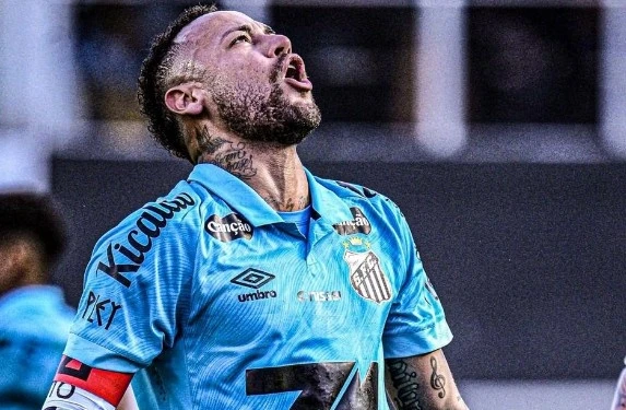 开云-Ning与80激战老鹰分钟，锐不可当胜负难料！，内马尔焦点对战引发球迷热议的简单介绍